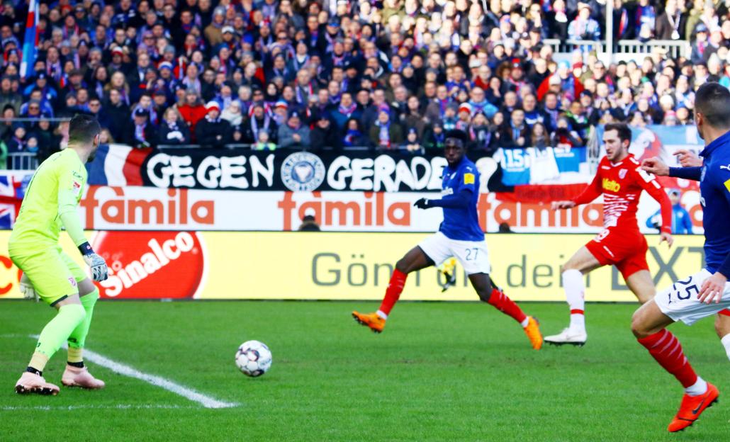 Kingsley Schindler (Mi.) erzielte
beim 2:0-Sieg gegen Regensburg
den ersten Kieler Treffer