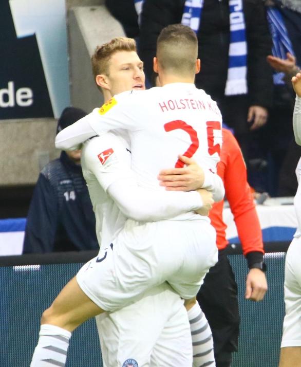 Alexander Mühling (li.)
bejubelt mit Laszlo Bénes
den Führungstreffer
beim 1. FC Magdeburg