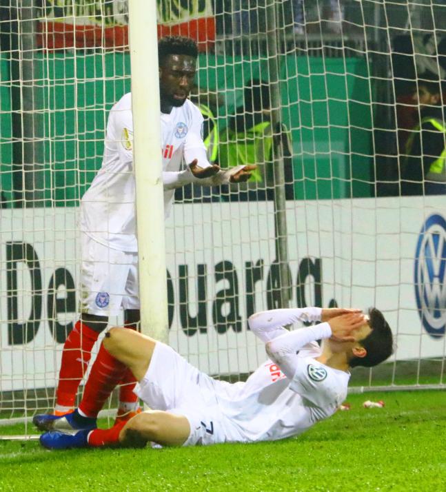 Kingsley Schindler (li.)
und Jae Sung Lee trauern
im Pokalspiel gegen
Augsburg einer ver-
gebenen Chance nach