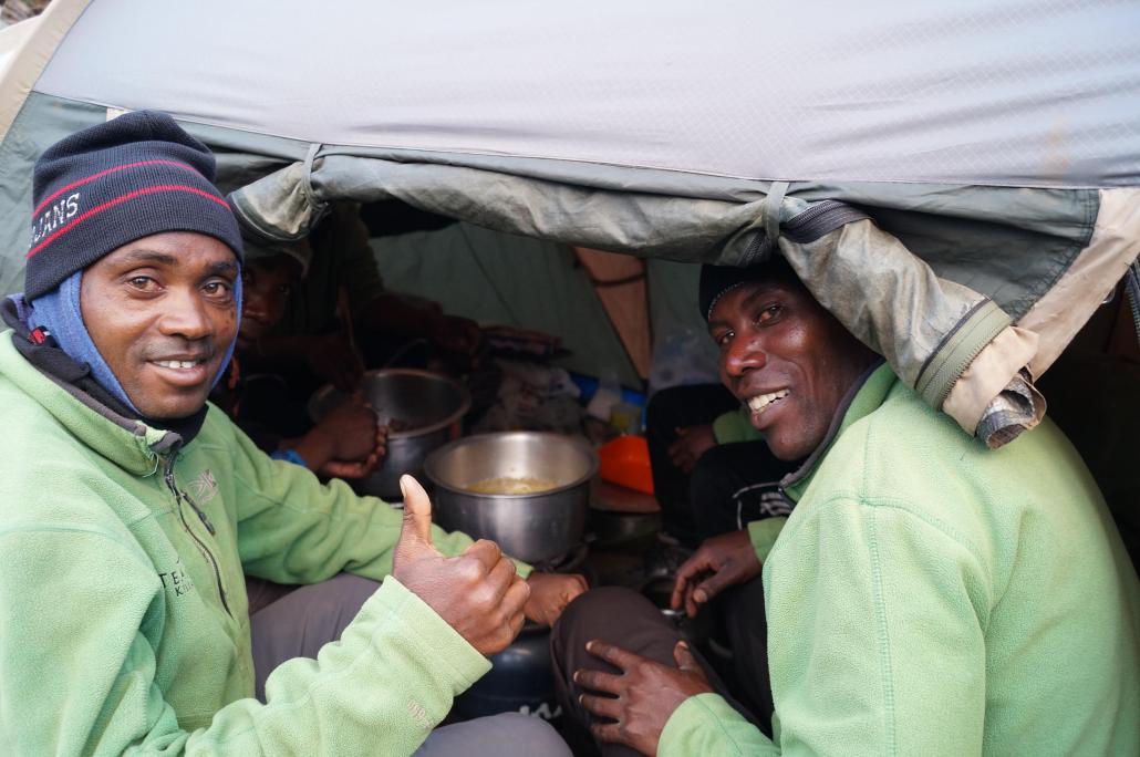 Die Porter sorgten unterwegs für warme Mahlzeiten – hier auf 3.500 Metern Höhe