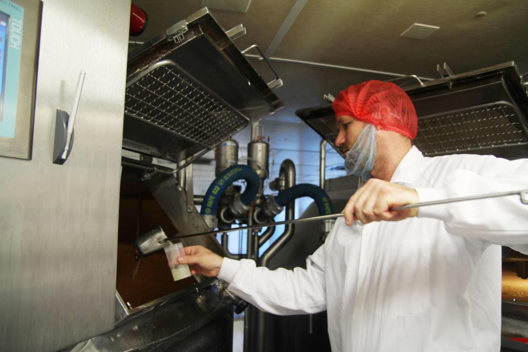 Der stellvertretende Produktionsleiter André Paulsen unterzieht die Milch einer obligatorischen Prüfung

