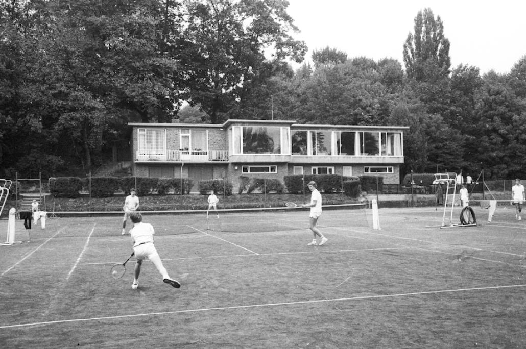 In &quot;Düsternbrook&quot; erzählt Axel Milberg von der Tennisgesellschaft Düsternbrook und seiner großen Liebe zu Lilli