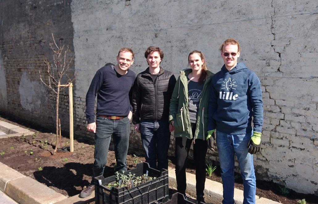 Florian Scheske (ganz links) von der Lille Brauerei Kiel mit dem Team von FruchtFairtrag