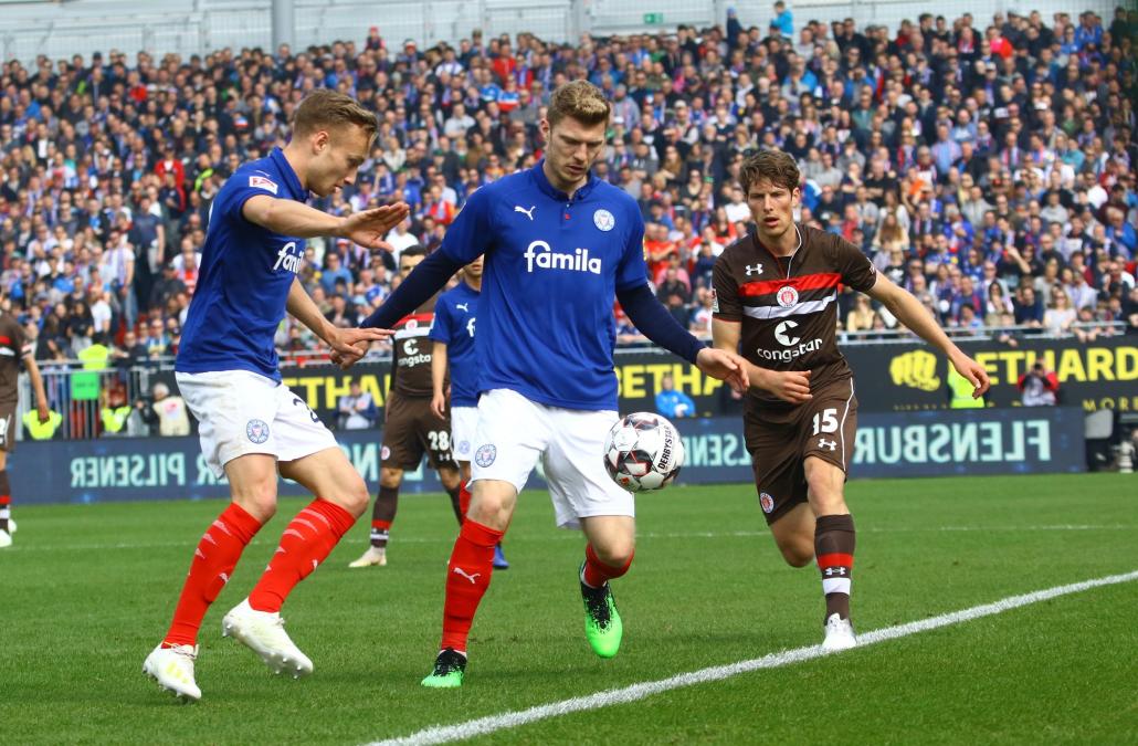 Jannik Dehm und Alex Mühling (v. li) vor St. Paulis Daniel Buballa