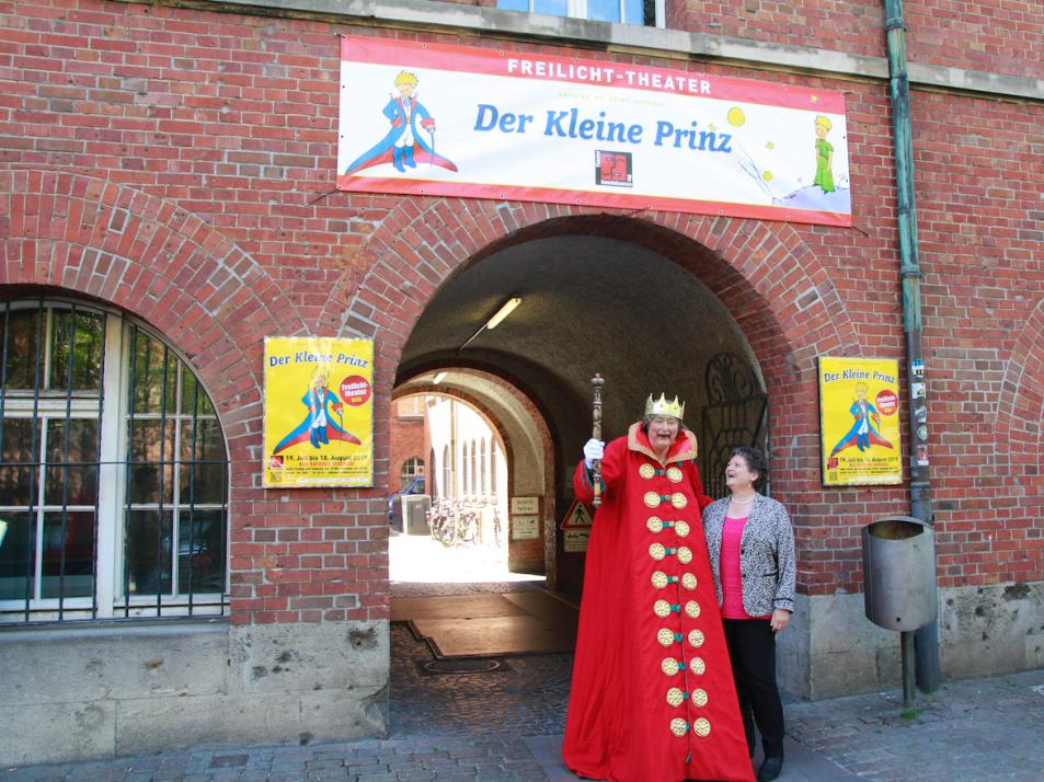 Theaterdirektor Markus Dentler und Bürgermeisterin Renate Treutel freuen sich auf die Spielzeit des kleinen Prinzen