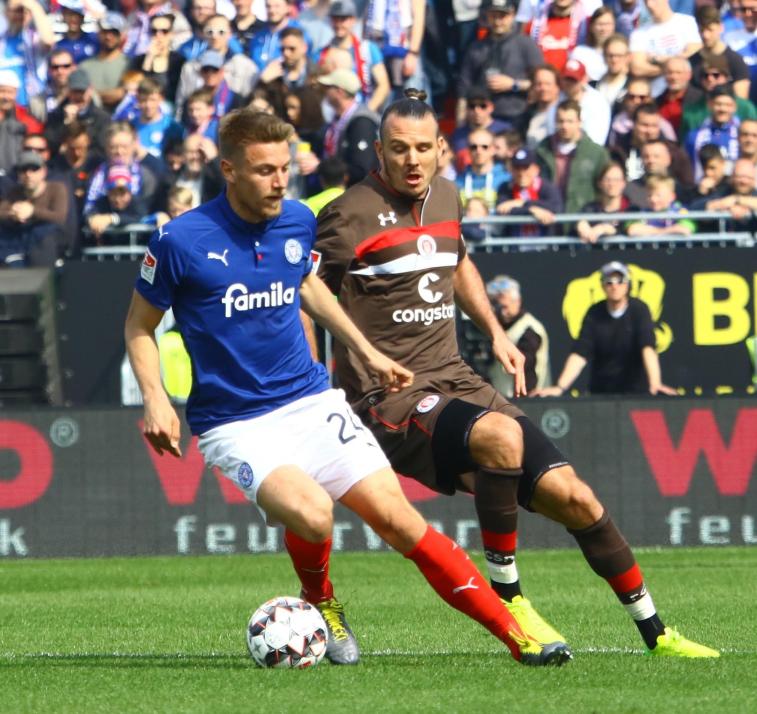 Kiels Hauke Wahl (li.) vor St. Pauli-Stürmer Alexander Meier
