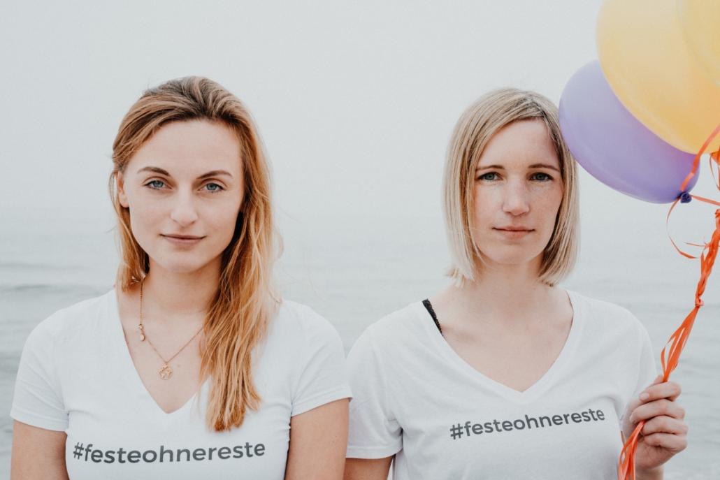 Laura (li.) und Jana wissen: Hochzeiten können und müssen in Zukunft auch ohne Luftballons funktionieren