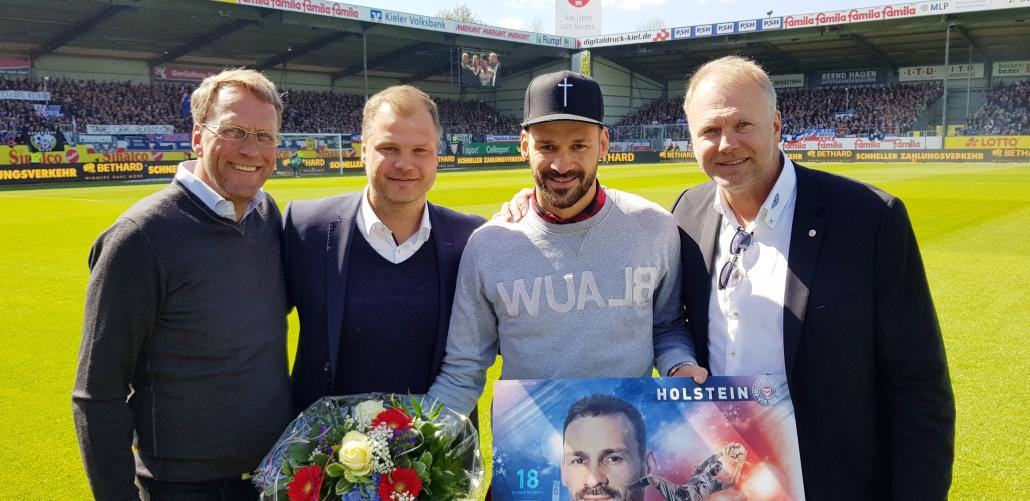 Wohlgemuth am Spielfeldrand mit Kenneth Kronholm (2. v. l.) wird von  Steffen Schneekloth (Präsident),  Fabian Wohlgemuth (Sportdirektor) und Wolfgang Schwenke (Vizepräsident) verabschiedet (v. l.)