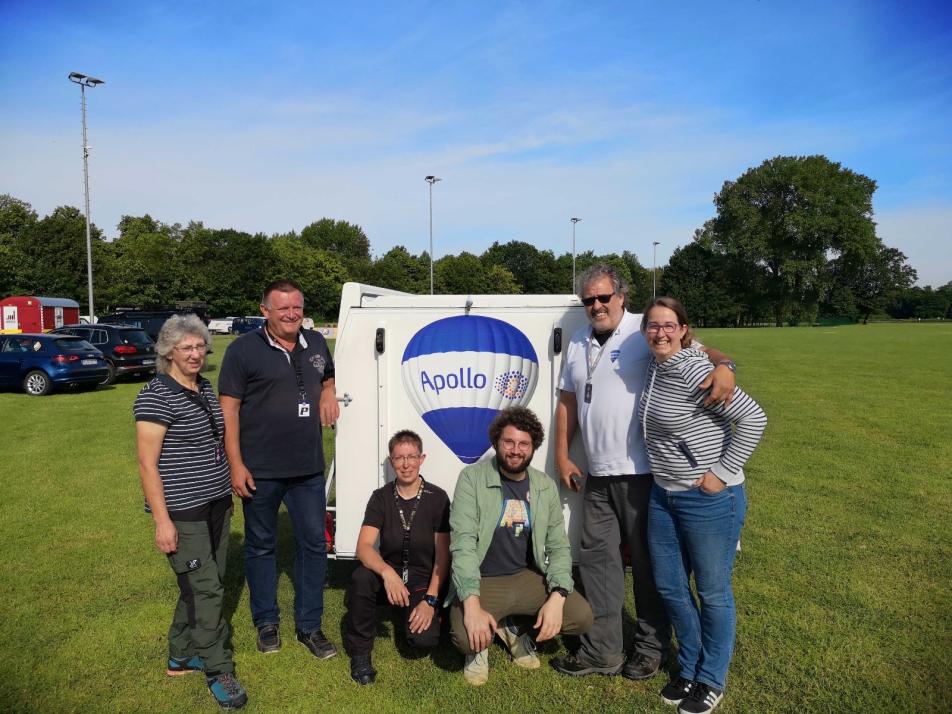 Das gesamte Team: Co-Pilotin Elisabeth Spehr, die Verfolger Manfred Eckstein und Tanja Spehr, Redakteur Sebastian Schulten, Pilot Joachim Gampe (Joga) und Redakteurin Mirjam Stein (v. li.)