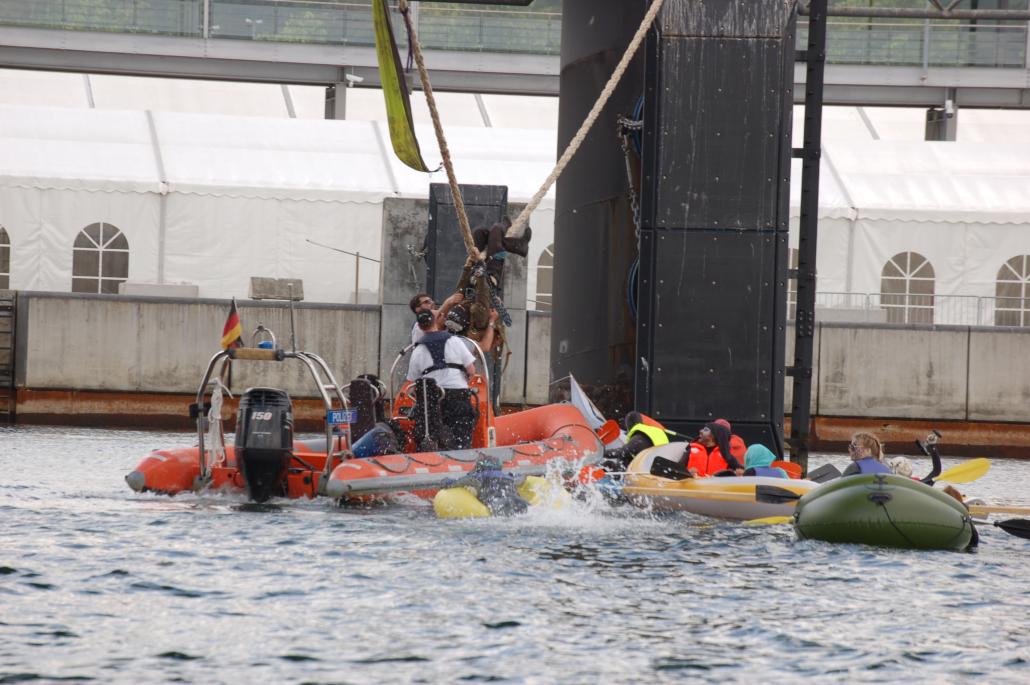 Die Aktivisten der TurboKlimaKampfGruppe Kiel mussten von der Wasserschutzpolizei entfernt werden, damit die "Zuiderdam" mit sechs Stunden Verspätung ablegen konnte