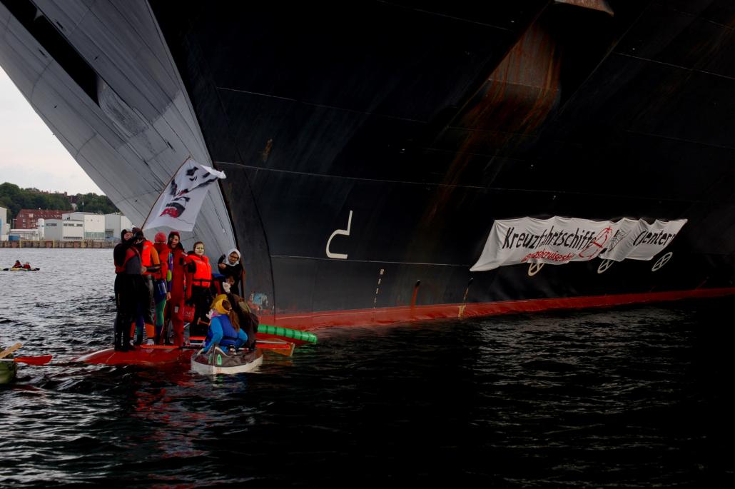 Ein Schuss vor den Bug: Am Pfingssonntag protestierten Aktivisten der TurboKlima KampfGruppe Kiel gegen Kreuzfahrten und die schlechten Arbeitsbedingungen an Bord