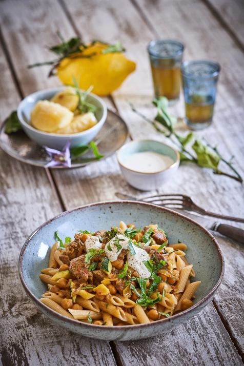 Eines der leichten Sommergerichte: Kichererbsenpasta mit orientalischem Lammragout