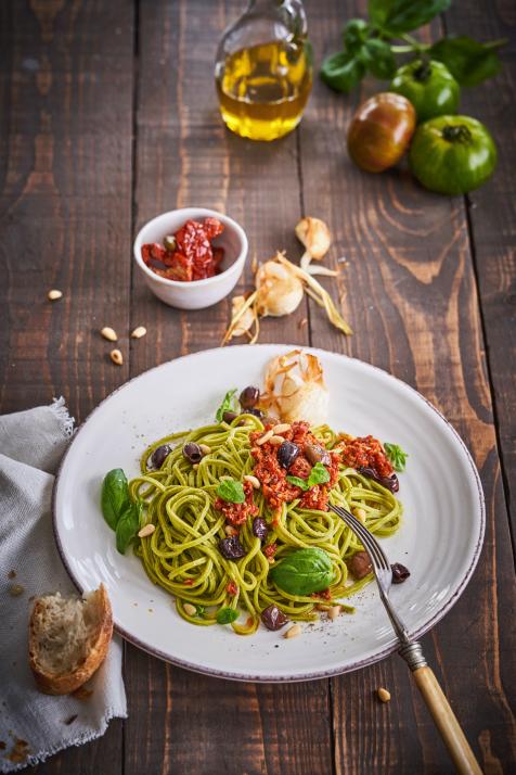 Am Mittwoch werden Grüne Bandnudeln mit Tomatenpesto, frittiertem Knoblauch und Basilikum serviert