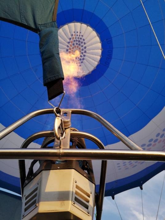 Hoch oben ist es schön warm. Nicht nur im Ballon, sondern auch im Korb.