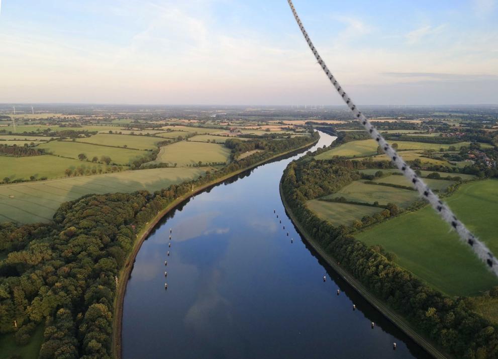 Von oben sieht der Nord-Ostsee-Kanal ganz klein aus.