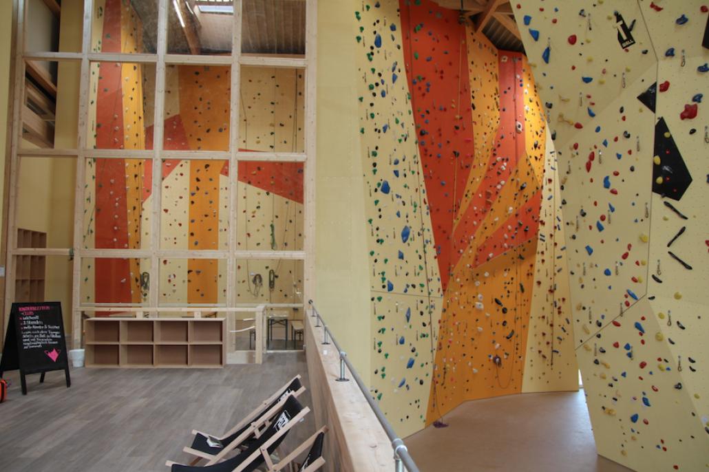 Die KletterBar bietet Anfängern und Profis gleichermaßen Spaß an der Wand