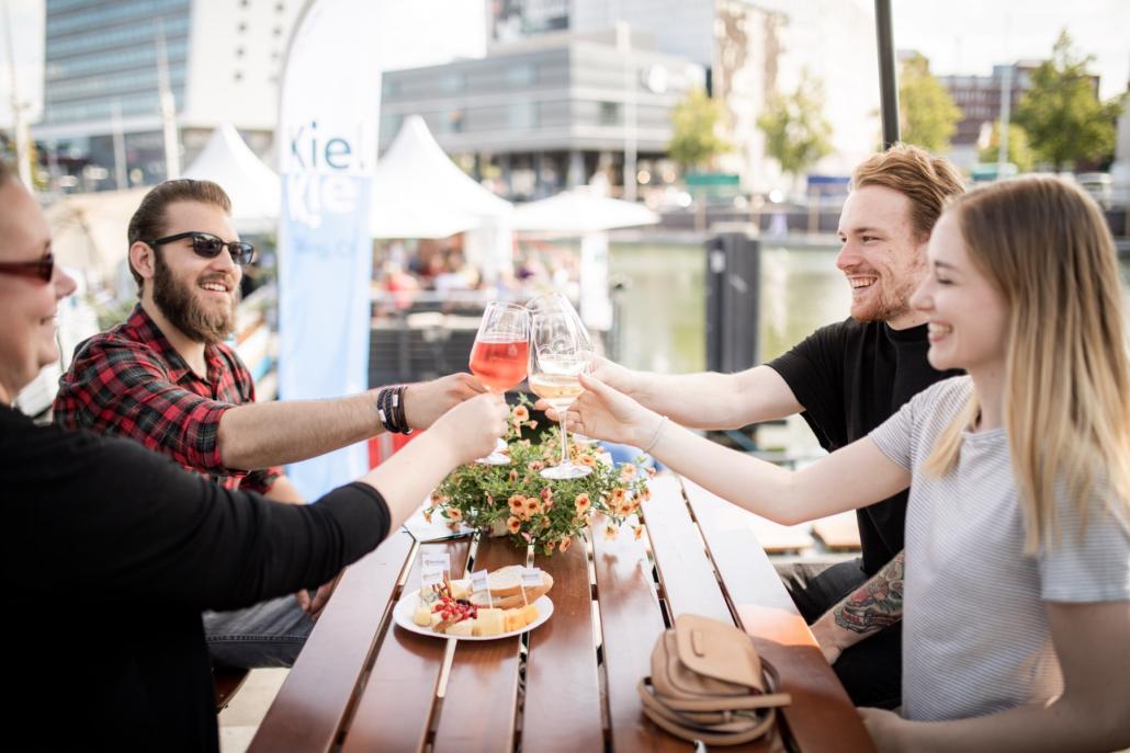 „Käse trifft Wein“ am Kieler Bootshafen