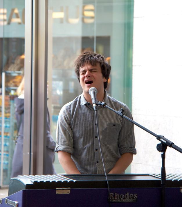 Jamie Cullum 2013 bei einem Auftritt im Hamburger Apple Store am Jungfernstieg.