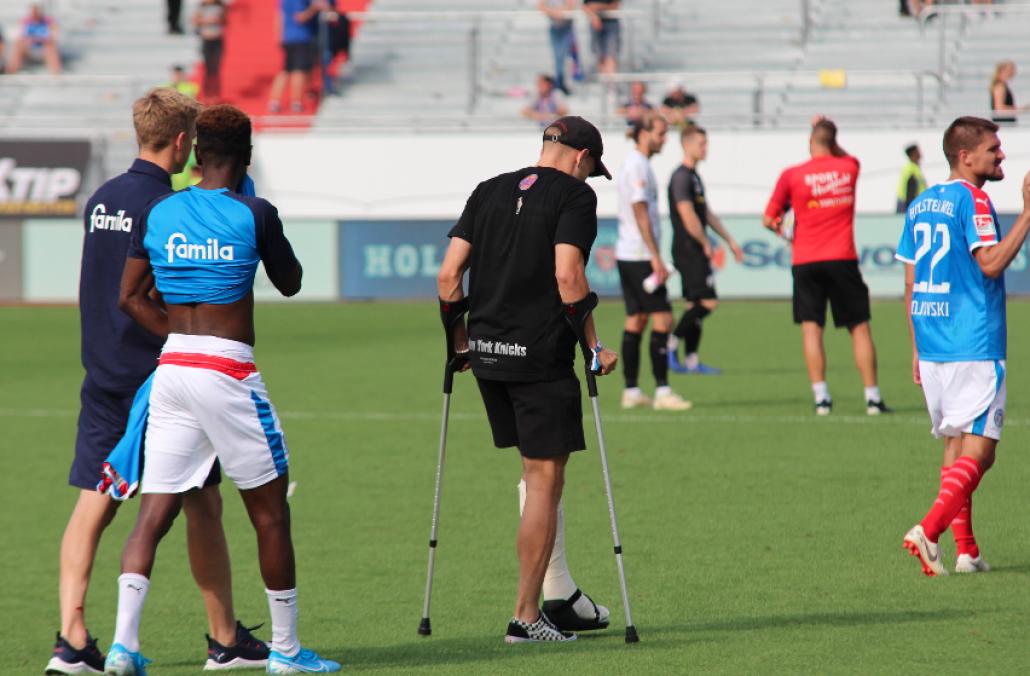 Außenverteidiger Jannik Dehm fällt für Monate aus und unterstützte seine Kollegen am Spielfeldrand