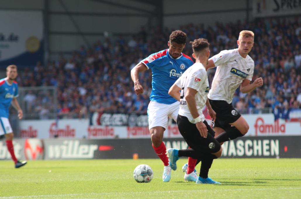 Emmanuel Iyoha behauptet den Ball gegen die Sandhäuser Aleksandr Zhirov und Leart Paqarada.