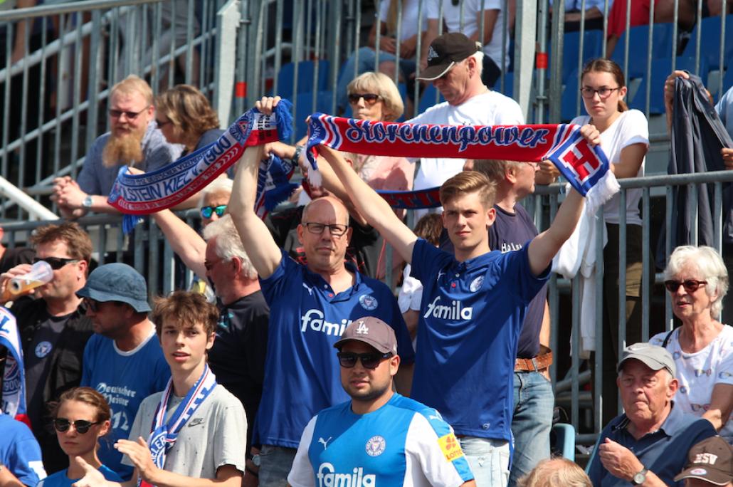 In der Sache vereint: Die Fans sahen ein unterhaltsames erstes Pflichtspiel der Störche