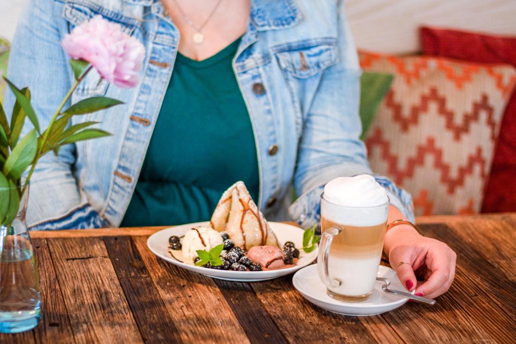 Kleine Stärkung mit Cappuccino und Blaubeerpfannkuchen

