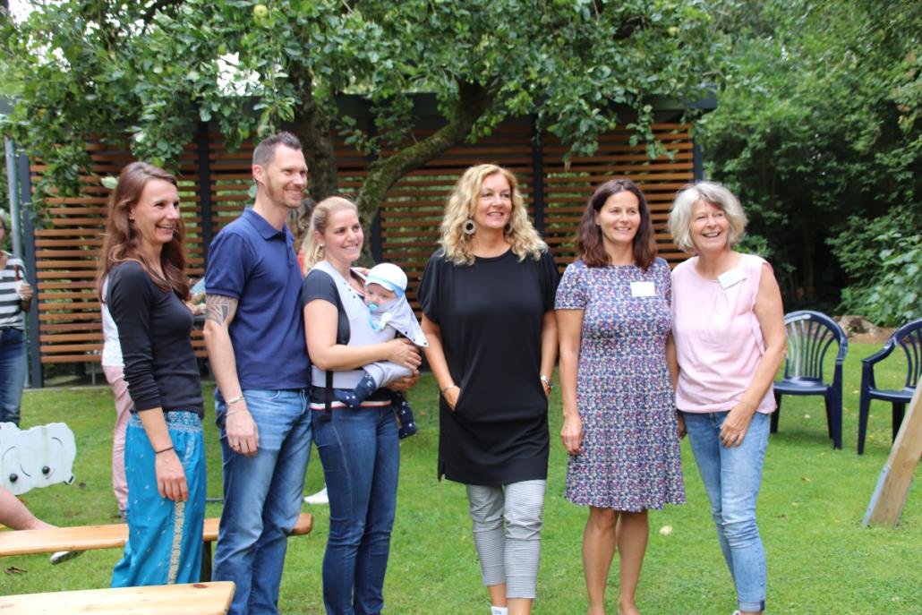 Hausleitung Tanja Schürmann freut sich mit Familie Rudolph, Schirmherrin Bettina Tietjen, Kollegin Nicole Hemme und der ehrenamtlichen Mitarbeiterin Renate Geest (v. l.) über ein gelungenes Sommerfest