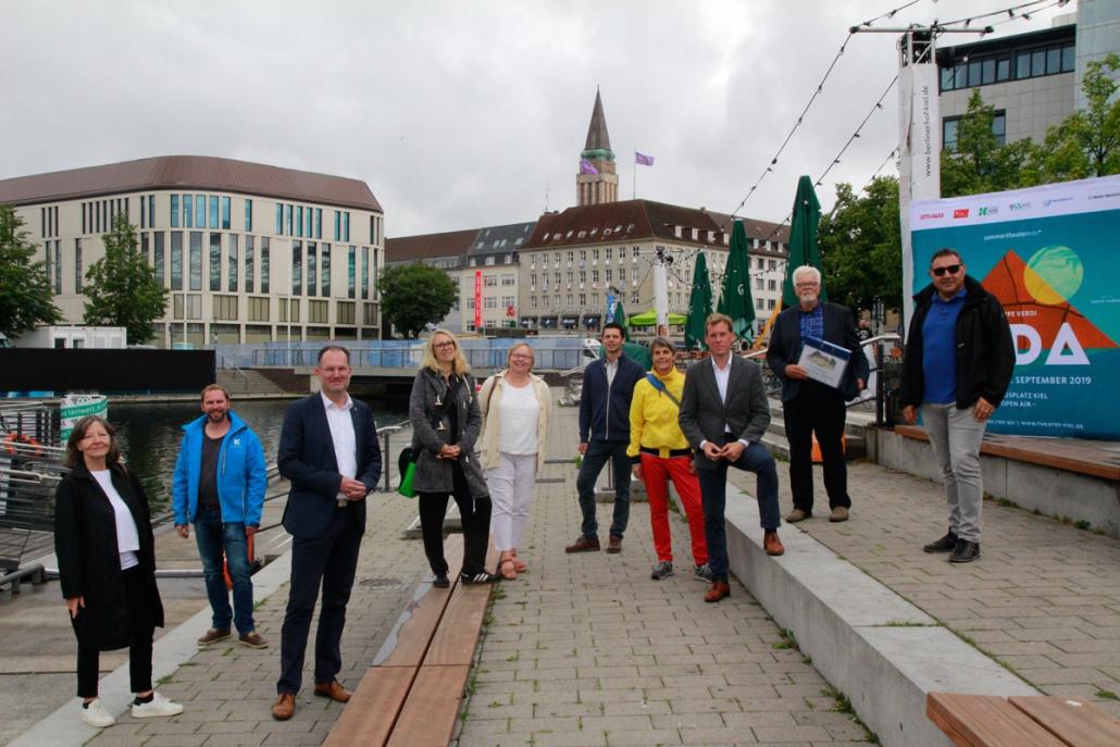 Sie organisieren die Live-Übertragungen. Mit auf dem Bild sind Oberbürgermeister Dr. Ulf Kämpfer (3. v. re.) und Johannes Hesse von Kiel Marketing e.V. (2. v. li.) 