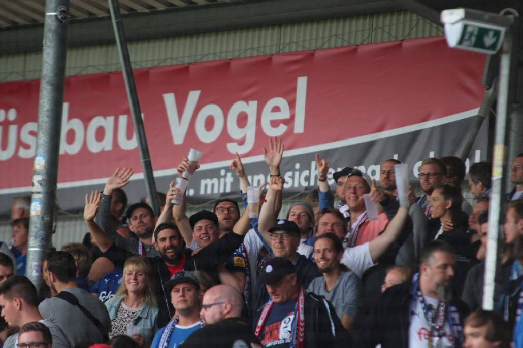 Die Fans freuen sich über den Punktgewinn gegen Erzgebirge Aue.