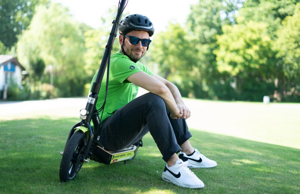 Mit seinem E-Scooter tart der 23-jährige Igor, ein Mitarbeiter des Innovation Teams von eprimo, die Deutschland Tour im August an.