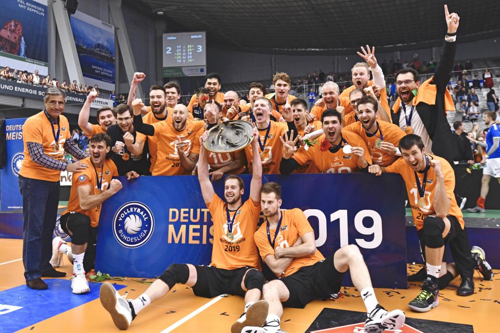 Freude pur: die Recycling Volleys aus Berlin sind Deutscher Meister...