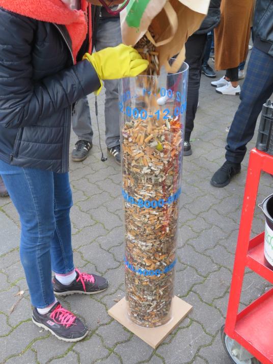 In großen Acryl-Zylindern wurden die "Kippen" gesammelt