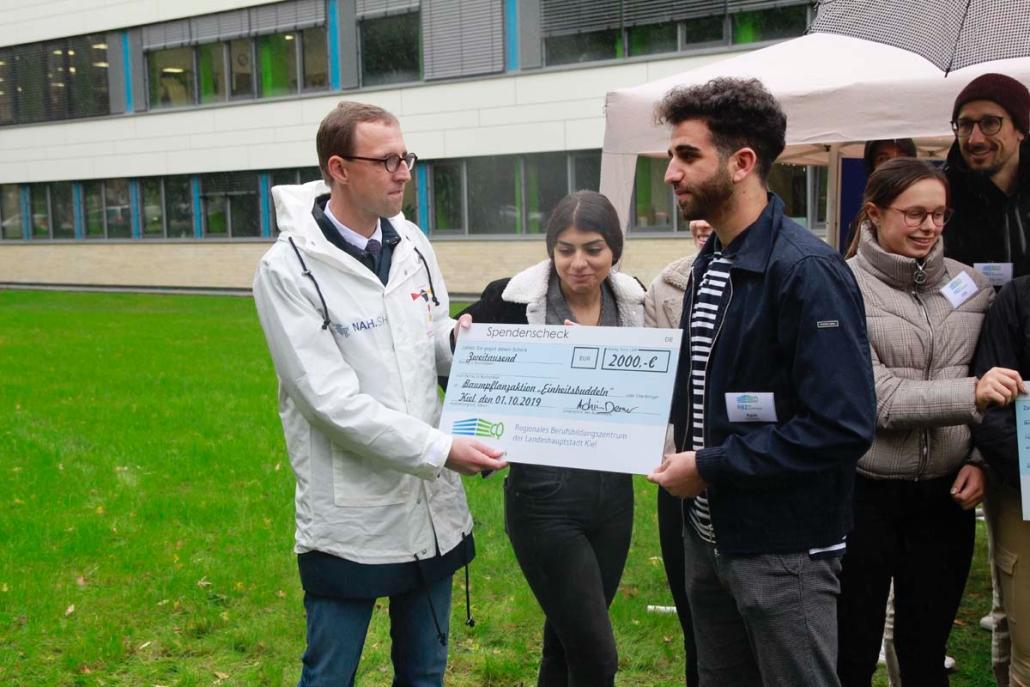 2.000 Euro Spenden gehen an das Projekt #einheitsbuddeln
