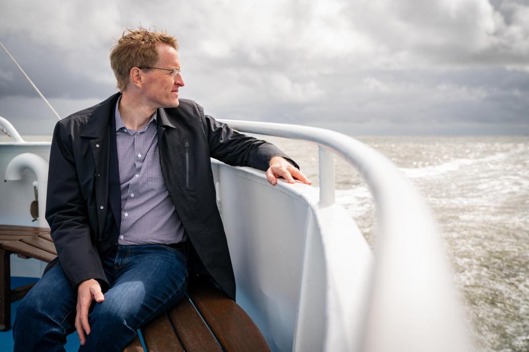Ministerpräsident Daniel Günther liebt die Nähe zum Wasser; im Urlaub bleibt er auch gerne zu Hause in Eckernförde