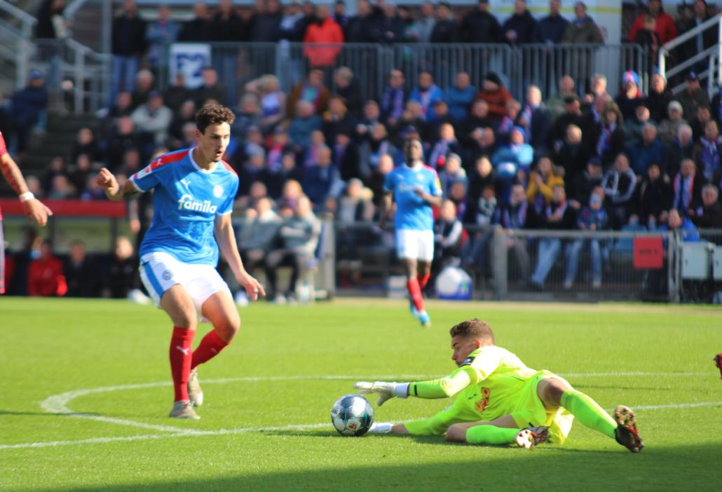 Janni Serra verpasst den Ball vor dem Regensburger Torhüter Alexander Meyer