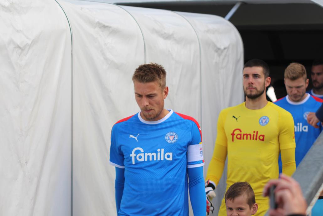 Konzentriert: Kapitän Hauke Wahl führt seine Mannschaft auf das Feld