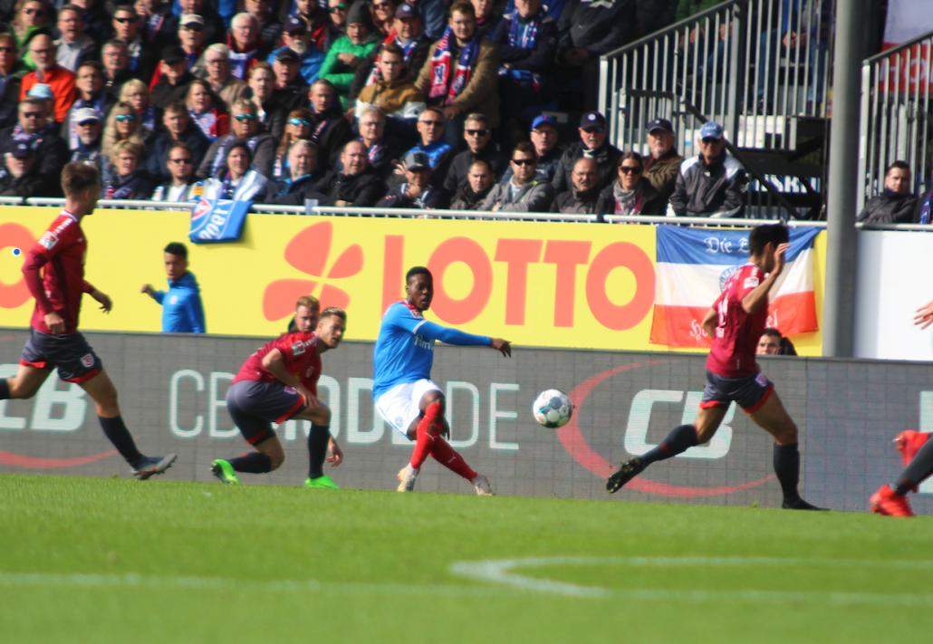 Makana Baku setzte sich häufig auf der linke Seite der Störche gegen seine Gegenspieler durch