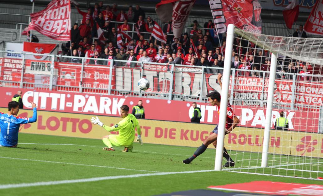 Marcel Correia klärt den Schuss von Alexander Mühling in letzter Sekunde