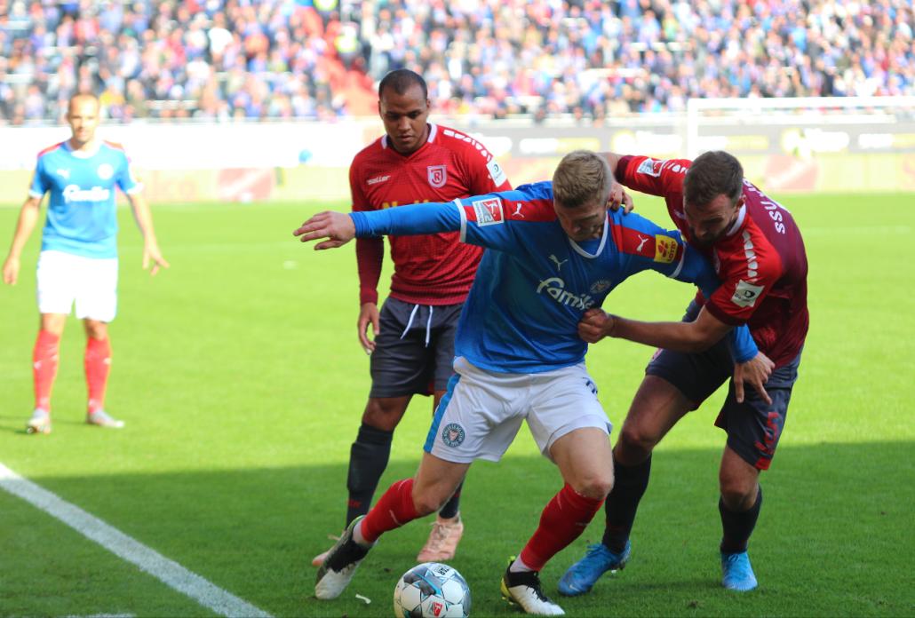 Alex Mühling nimmt es mit zwei Regensburgern auf