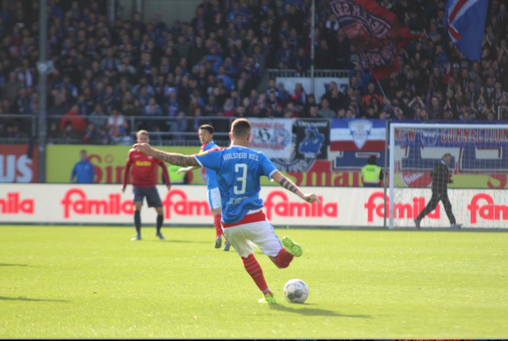 Dominik Schmidt versucht es mit einem langen Ball nach vorn