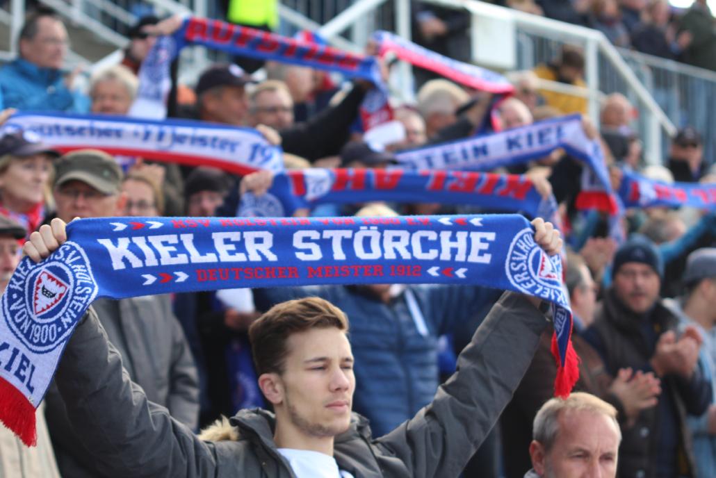 Die Kieler Fans unterstützen ihre Mannschaft bei jedem Spiel