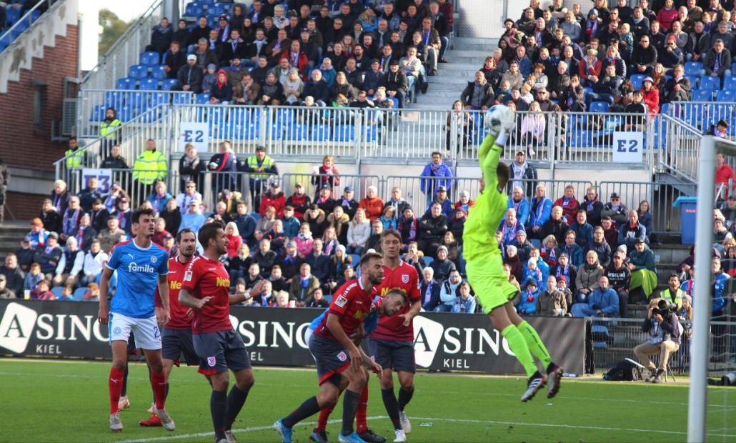 Torwart Alexander Meyer kann eine Flanke der Störche abfangen