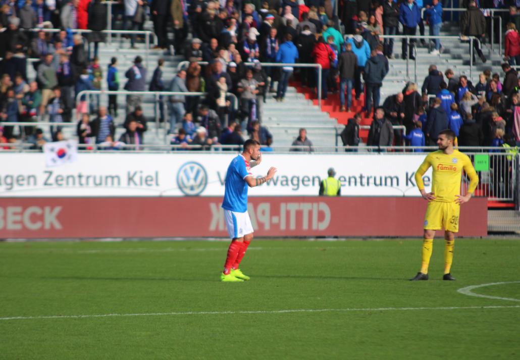 Unglücklich: Dominik Schmidt spricht mit Ioannis Gelios über das Gegentor