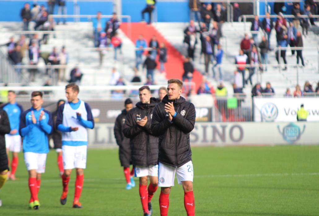 Enttäuscht: Hauke Wahl Bildmitte) bedankt sich bei der Fans für die Unterstützung