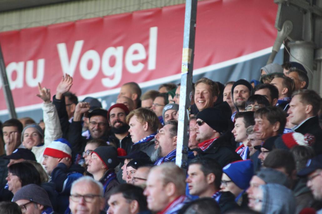 Sie votierten für Johannes van den Bergh als Spieler des Tages: Die Fan-Gruppierung „Holsteiner Cox“