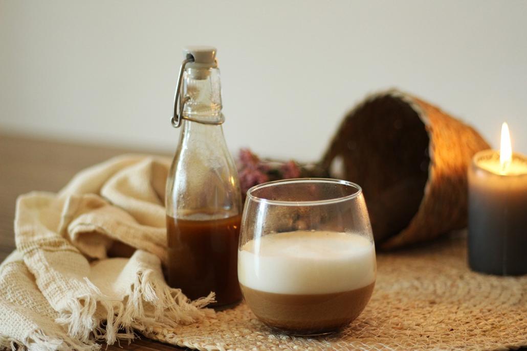 Mit dem Pumpkin Spice Latte füllt ihr euch wohlige Herbstgefühle ins Glas