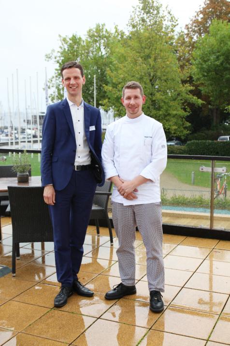 Hoteldirektor Eggert Harms mit dem neuen Küchenchef Daniel Ockert