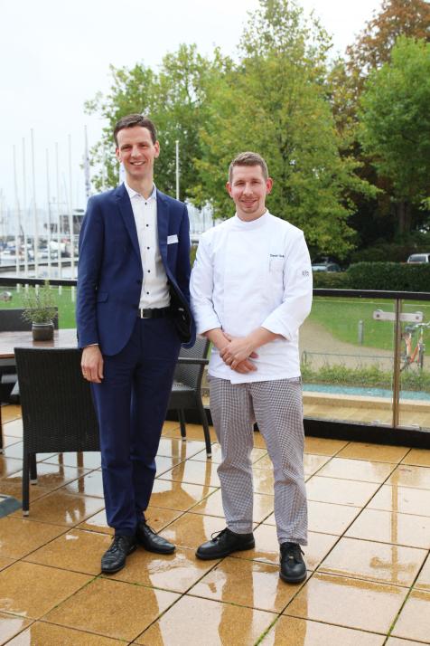 Hoteldirektor Eggert Harms mit dem neuen Küchenchef Daniel Ockert