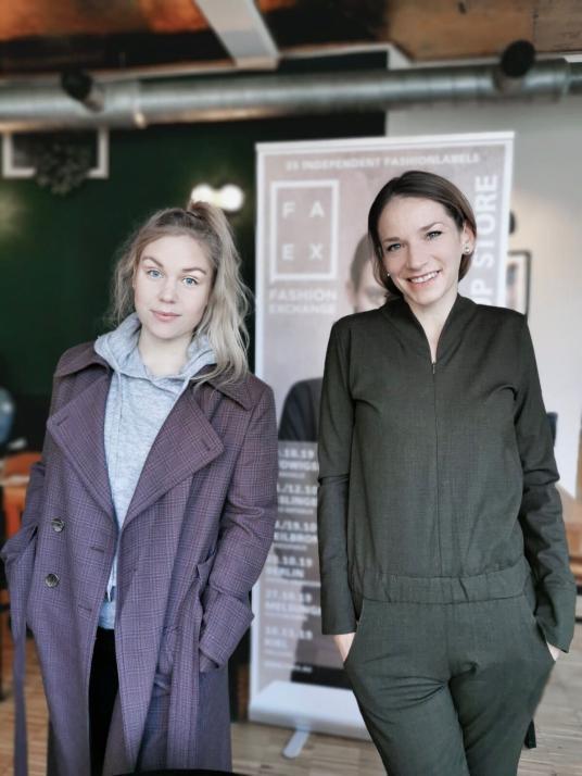 Henrike aus der Redaktion (links im Bild) traf Gabriele Warszinksi von FAEX (rechts im Bild) zum Gespräch. Den Mantel von VERA DE NERO (links) und den Overall von Blaucraut (rechts) könnt ihr am Sonntag selbst shoppen! 