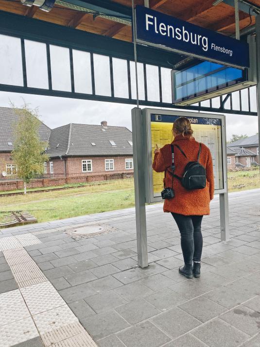 Von Flensburg aus fährt alle 60 Minuten ein Regional-Express Richtung Kiel